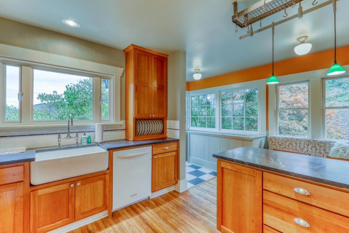Phinneywood Bungalow - 2 Bed 1 Bath Vacation home in Green Lake - image 6