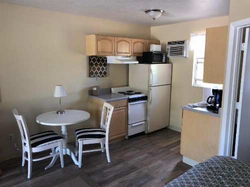 Pennwood Motor Lodge - image 27