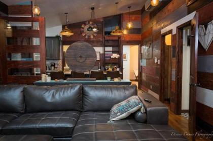 Bohemian Creekside Cottage minutes from Occidental and Sebastopol - image 2