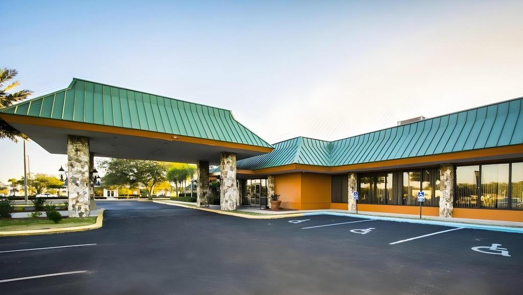 Magnuson Grand Sebring North - image 2