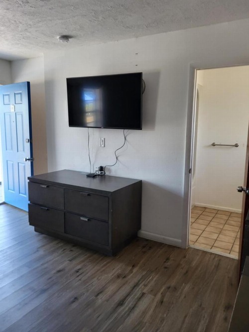 Budget Inn - image 10