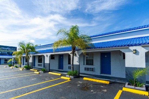 Budget Inn - image 11