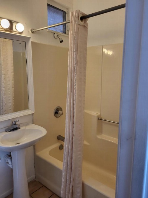 Budget Inn - image 18