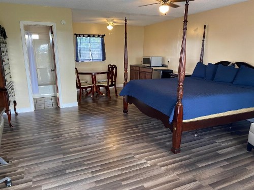 Budget Inn - image 23