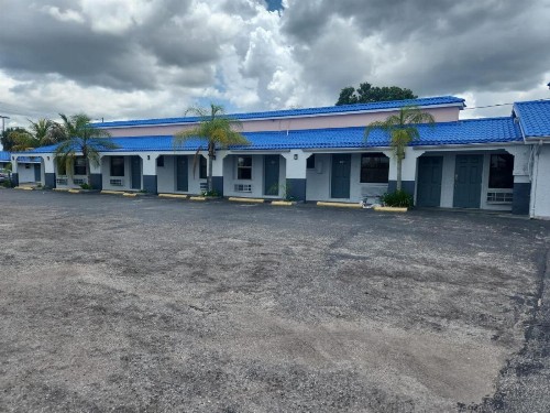 Budget Inn - image 5