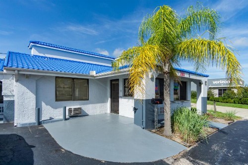 Budget Inn - image 9