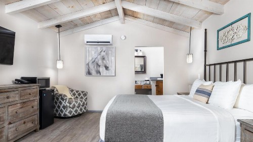 Sky Ranch Lodge - image 21