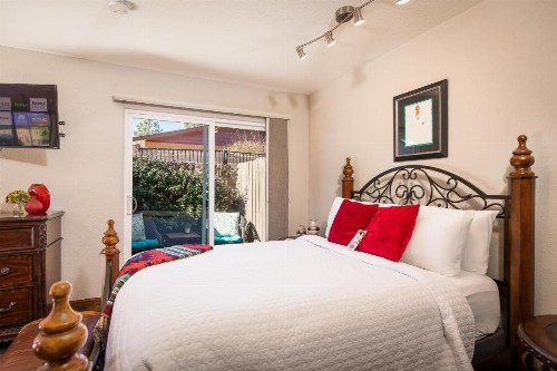 Whispering Creek Bed & Breakfast - image 36