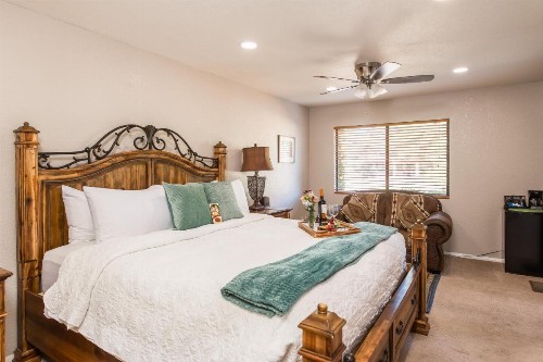 Whispering Creek Bed & Breakfast - image 8