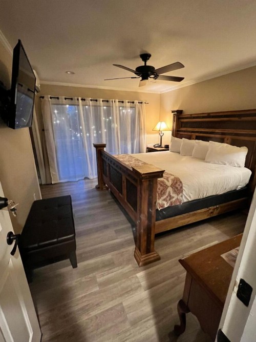 Lantern Light Inn - Romantic Getaway - image 21