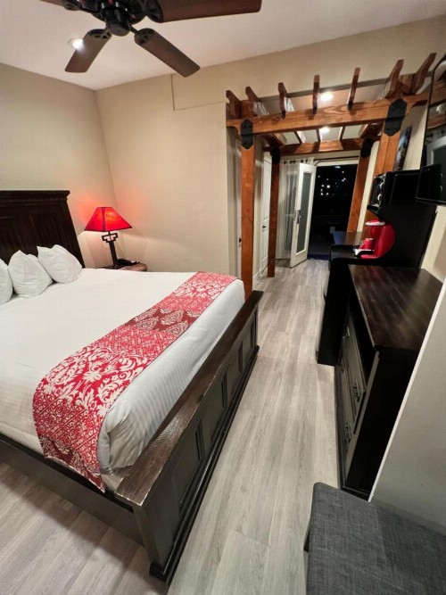 Lantern Light Inn - Romantic Getaway - image 27