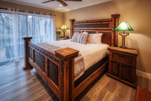 Lantern Light Inn - Romantic Getaway - image 3
