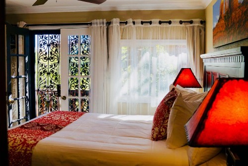 Lantern Light Inn - Romantic Getaway - image 5