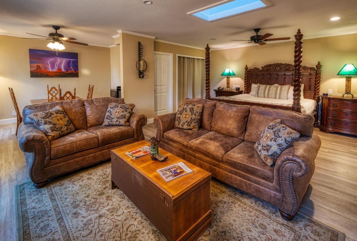 Lantern Light Inn - Romantic Getaway - image 6
