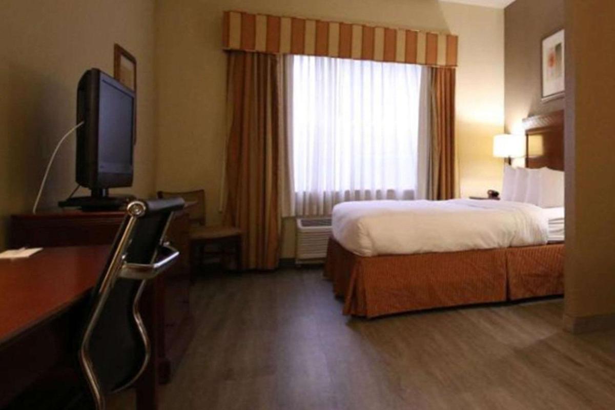 Country Inn & Suites by Radisson Tampa Casino Fairgrounds FL - image 2