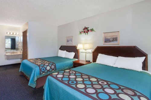 Super 8 by Wyndham Selma/Fresno Area - image 10