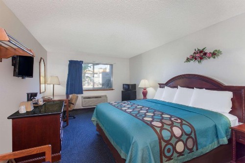 Super 8 by Wyndham Selma/Fresno Area - image 5