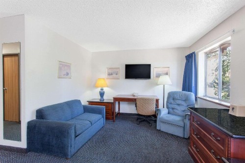 Super 8 by Wyndham Selma/Fresno Area - image 6