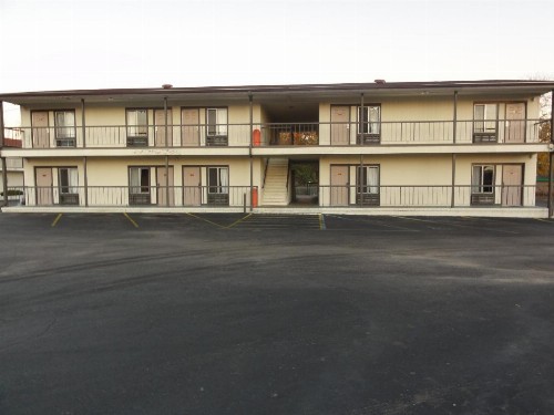 Budget Inn Selma - image 3