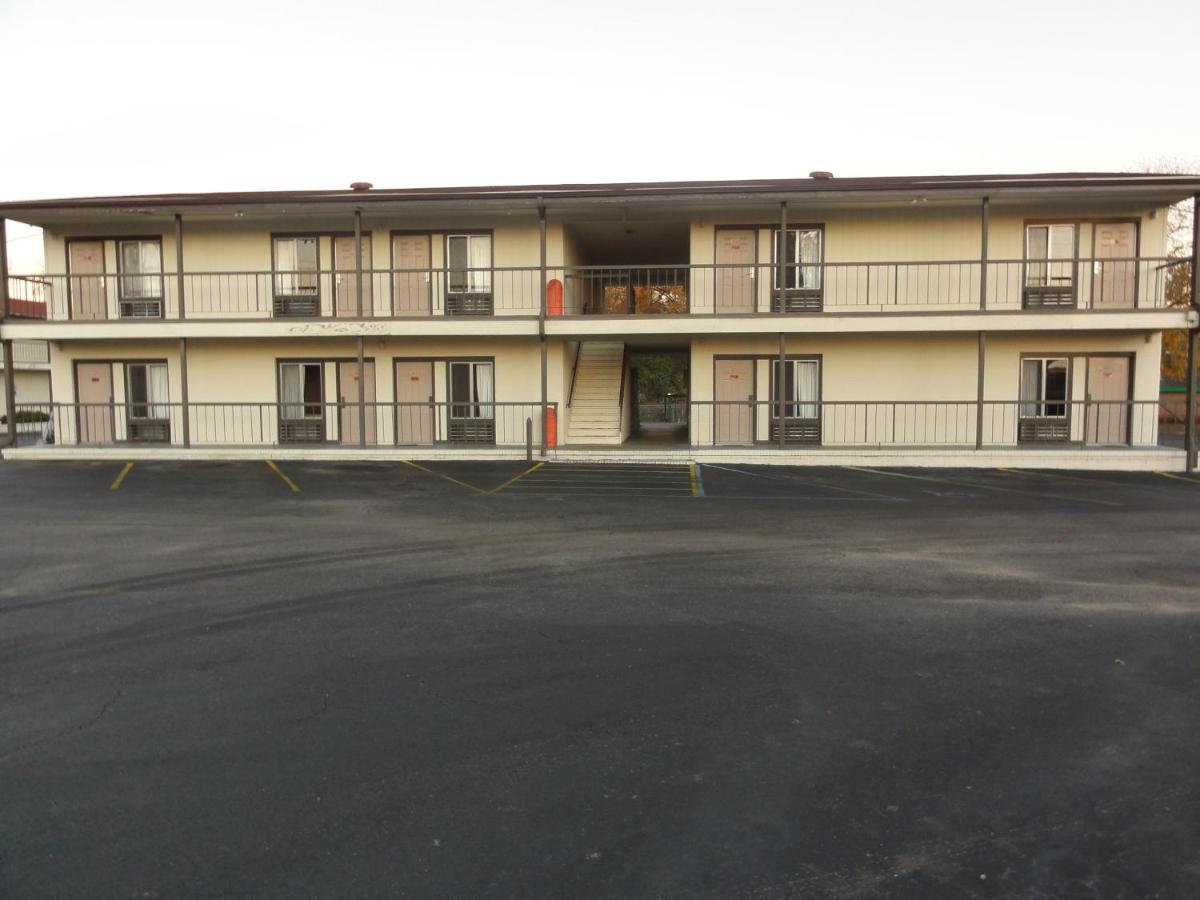 Budget Inn Selma - image 3
