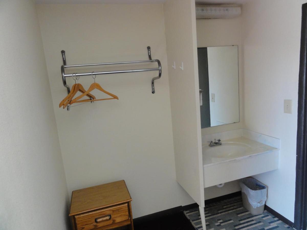 Budget Inn Selma - image 7