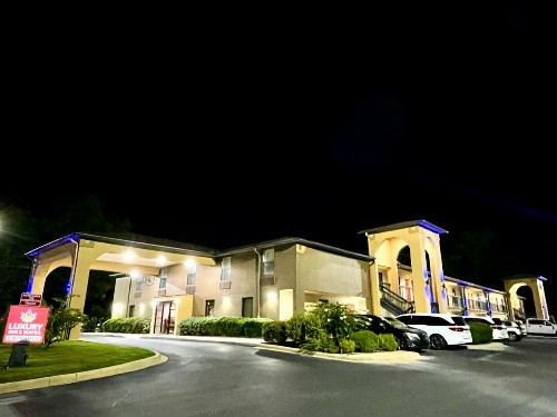 Luxury Inn & Suites - image 12
