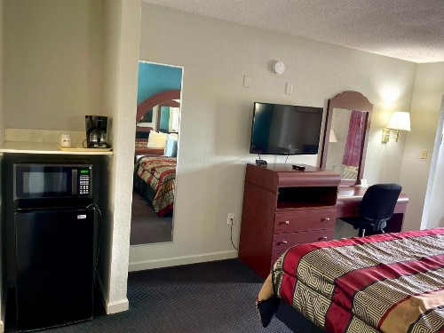 Luxury Inn & Suites - image 3