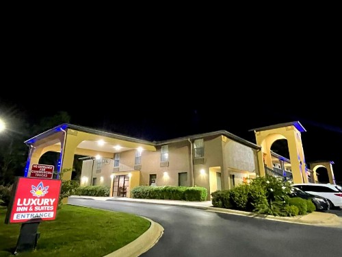 Luxury Inn & Suites - image 9