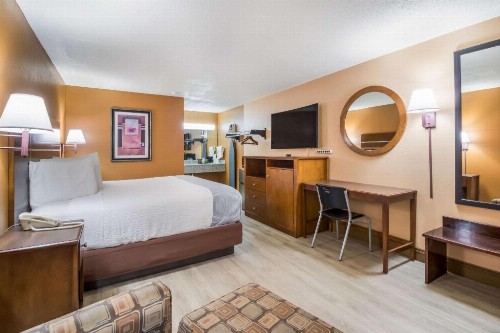 Star Plus Inn & Suites - image 20
