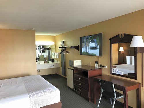 Star Plus Inn & Suites - image 25