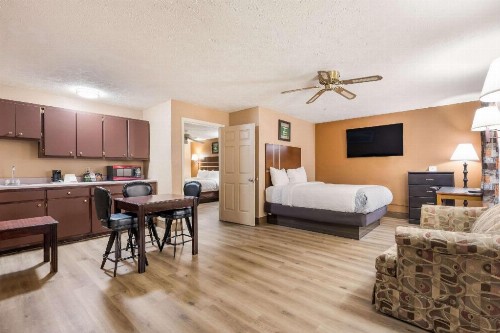 Star Plus Inn & Suites - image 34