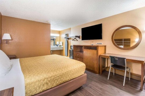 Star Plus Inn & Suites - image 43