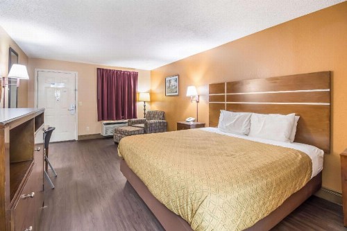 Star Plus Inn & Suites - image 45