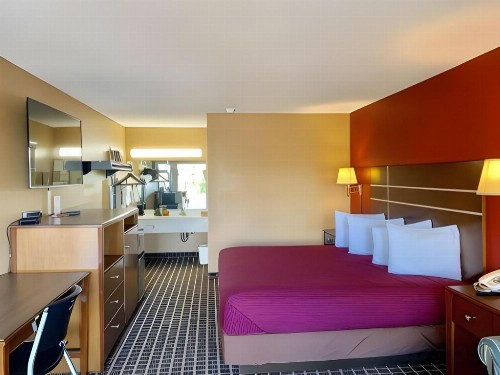 Star Plus Inn & Suites - image 46