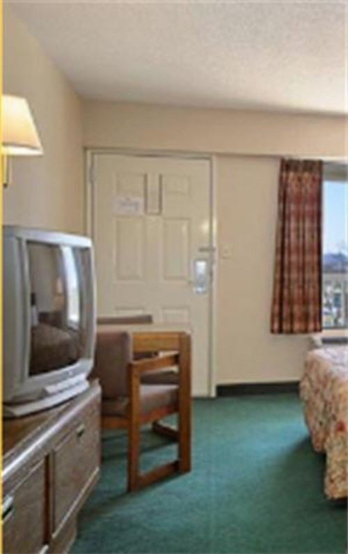 Days Inn by Wyndham Apple Valley Pigeon Forge/Sevierville - image 7