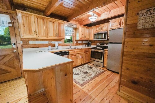A Slice of Heaven Cabin - image 27