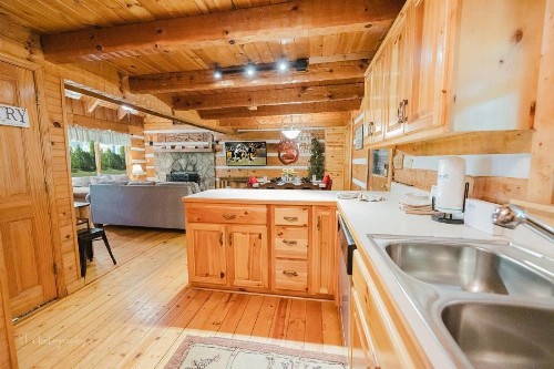 A Slice of Heaven Cabin - image 45