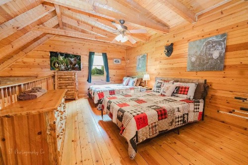 A Slice of Heaven Cabin - image 7