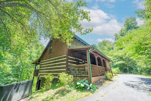 A Slice of Heaven Cabin - image 8