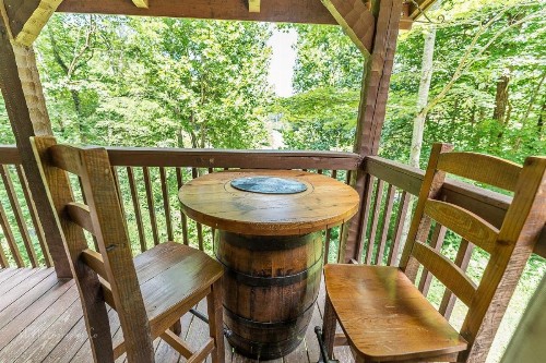 A Slice of Heaven Cabin - image 9