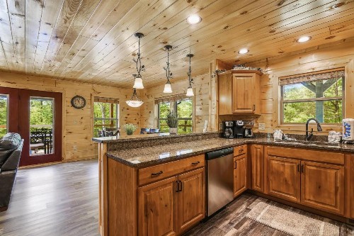 All Decked Out Cabin - image 10