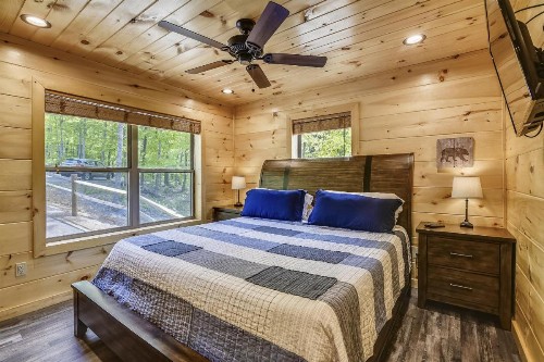 All Decked Out Cabin - image 12