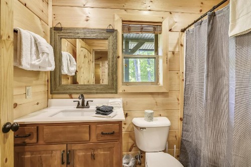 All Decked Out Cabin - image 14
