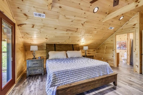 All Decked Out Cabin - image 15