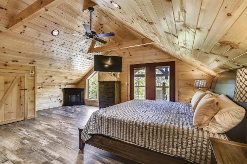 All Decked Out Cabin - image 17