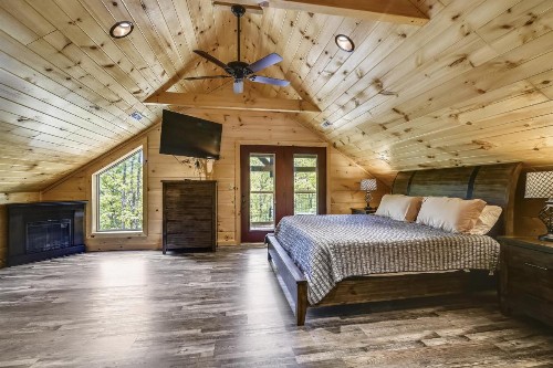 All Decked Out Cabin - image 18