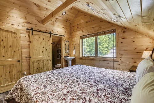All Decked Out Cabin - image 26