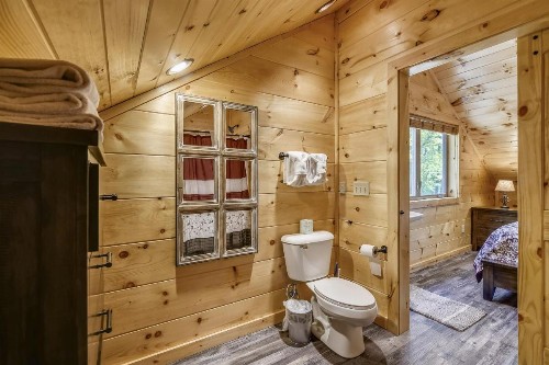 All Decked Out Cabin - image 27