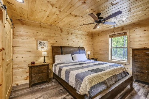 All Decked Out Cabin - image 29