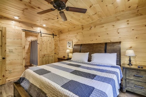 All Decked Out Cabin - image 30